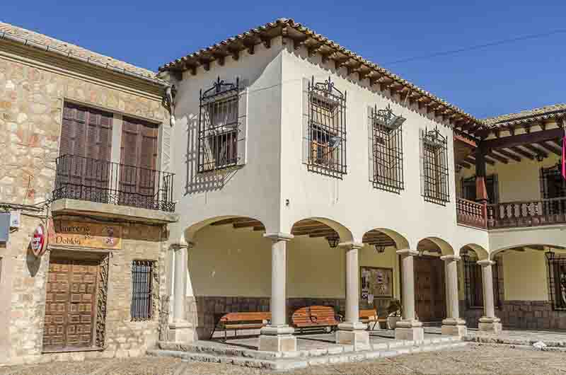 Cuenca - Mota del Cuervo 03 - plaza Mayor y Ayuntamiento.jpg